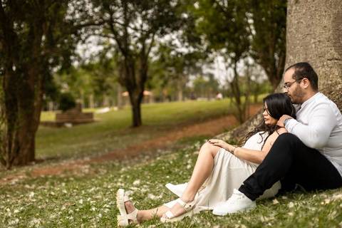 As melhores ideias e inspirações criativas de fotos de ensaio pré casamento registradas por fotógrafos profissionais de eventos da empresa Criativus Foto e Vídeo no Parque Cemucam'