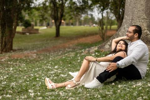As melhores ideias e inspirações criativas de fotos de ensaio pré casamento registradas por fotógrafos profissionais de eventos da empresa Criativus Foto e Vídeo no Parque Cemucam'