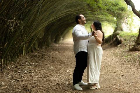 As melhores ideias e inspirações criativas de fotos de ensaio pré casamento registradas por fotógrafos profissionais de eventos da empresa Criativus Foto e Vídeo no Parque Cemucam'
