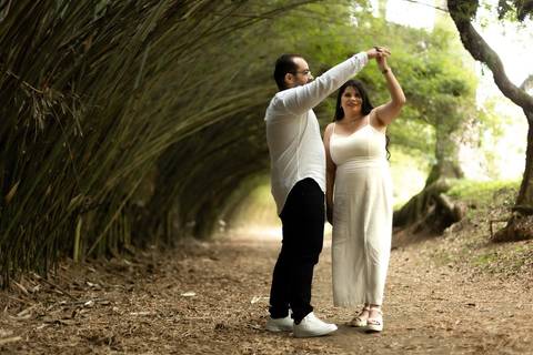 As melhores ideias e inspirações criativas de fotos de ensaio pré casamento registradas por fotógrafos profissionais de eventos da empresa Criativus Foto e Vídeo no Parque Cemucam'
