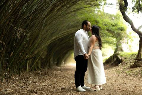 As melhores ideias e inspirações criativas de fotos de ensaio pré casamento registradas por fotógrafos profissionais de eventos da empresa Criativus Foto e Vídeo no Parque Cemucam'