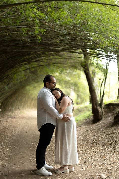 As melhores ideias e inspirações criativas de fotos de ensaio pré casamento registradas por fotógrafos profissionais de eventos da empresa Criativus Foto e Vídeo no Parque Cemucam'