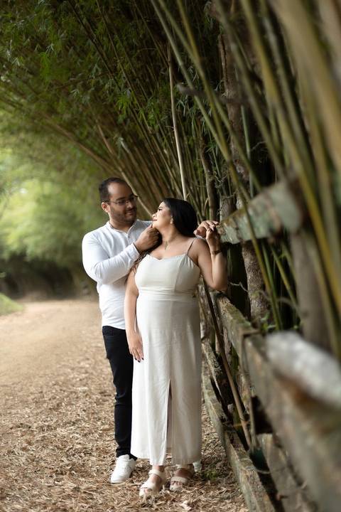As melhores ideias e inspirações criativas de fotos de ensaio pré casamento registradas por fotógrafos profissionais de eventos da empresa Criativus Foto e Vídeo no Parque Cemucam'