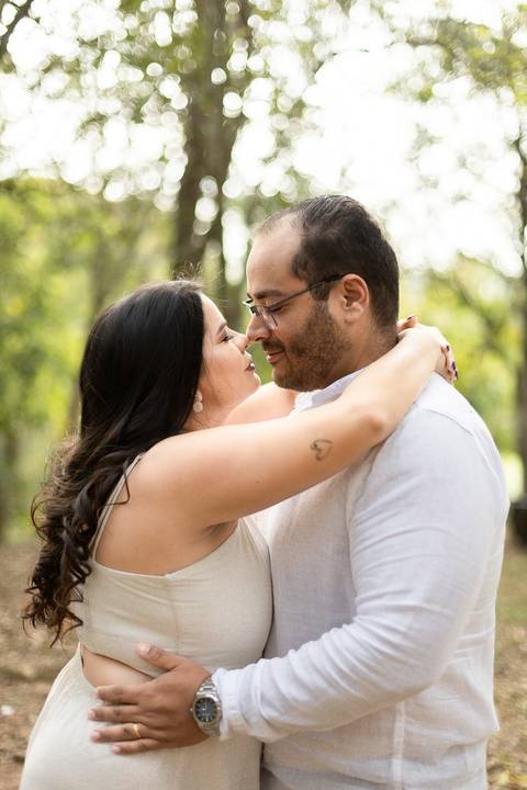 As melhores ideias e inspirações criativas de fotos de ensaio pré casamento registradas por fotógrafos profissionais de eventos da empresa Criativus Foto e Vídeo no Parque Cemucam'