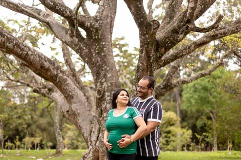 As melhores ideias e inspirações criativas de fotos de ensaio pré casamento registradas por fotógrafos profissionais de eventos da empresa Criativus Foto e Vídeo no Parque Cemucam'