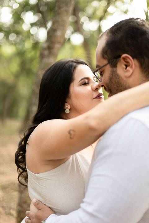 As melhores ideias e inspirações criativas de fotos de ensaio pré casamento registradas por fotógrafos profissionais de eventos da empresa Criativus Foto e Vídeo no Parque Cemucam'