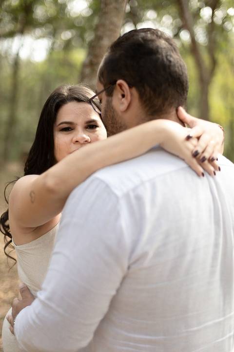 As melhores ideias e inspirações criativas de fotos de ensaio pré casamento registradas por fotógrafos profissionais de eventos da empresa Criativus Foto e Vídeo no Parque Cemucam'