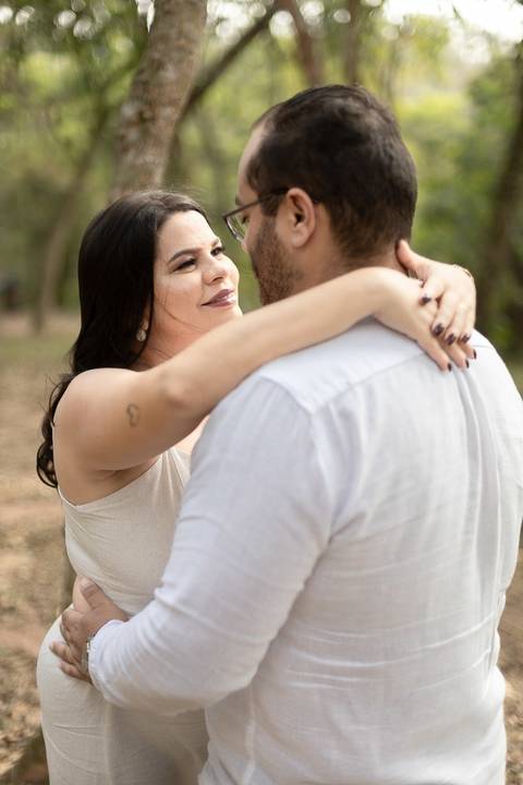 As melhores ideias e inspirações criativas de fotos de ensaio pré casamento registradas por fotógrafos profissionais de eventos da empresa Criativus Foto e Vídeo no Parque Cemucam'