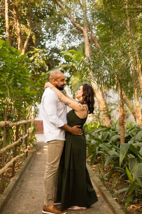 As melhores ideias e inspirações criativas de fotos de ensaio pré casamento registradas por fotógrafos profissionais de eventos da empresa Criativus Foto e Vídeo no  Parque da Luz'