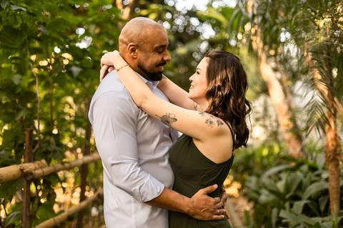 As melhores ideias e inspirações criativas de fotos de ensaio pré casamento registradas por fotógrafos profissionais de eventos da empresa Criativus Foto e Vídeo no  Parque da Luz'