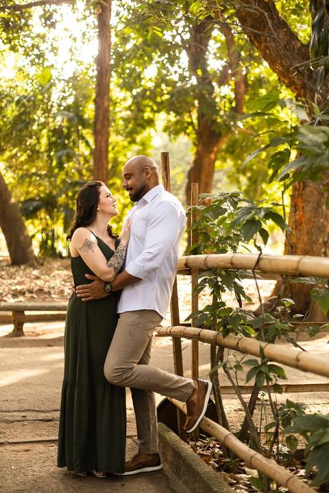 As melhores ideias e inspirações criativas de fotos de ensaio pré casamento registradas por fotógrafos profissionais de eventos da empresa Criativus Foto e Vídeo no  Parque da Luz'