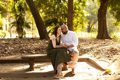 As melhores ideias e inspirações criativas de fotos de ensaio pré casamento registradas por fotógrafos profissionais de eventos da empresa Criativus Foto e Vídeo no  Parque da Luz'