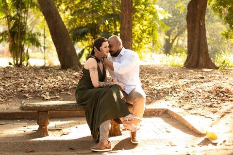 As melhores ideias e inspirações criativas de fotos de ensaio pré casamento registradas por fotógrafos profissionais de eventos da empresa Criativus Foto e Vídeo no  Parque da Luz'