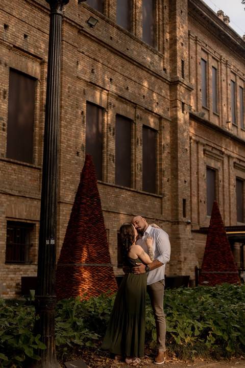 As melhores ideias e inspirações criativas de fotos de ensaio pré casamento registradas por fotógrafos profissionais de eventos da empresa Criativus Foto e Vídeo no  Parque da Luz'