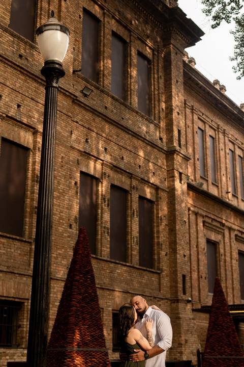 As melhores ideias e inspirações criativas de fotos de ensaio pré casamento registradas por fotógrafos profissionais de eventos da empresa Criativus Foto e Vídeo no  Parque da Luz'