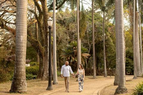 As melhores ideias e inspirações criativas de fotos de ensaio pré casamento registradas por fotógrafos profissionais de eventos da empresa Criativus Foto e Vídeo no  Parque da Luz'