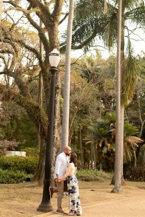 As melhores ideias e inspirações criativas de fotos de ensaio pré casamento registradas por fotógrafos profissionais de eventos da empresa Criativus Foto e Vídeo no  Parque da Luz'