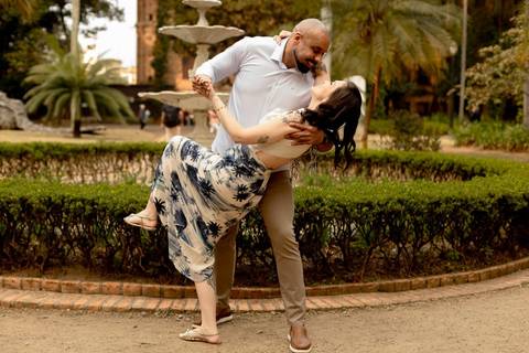 As melhores ideias e inspirações criativas de fotos de ensaio pré casamento registradas por fotógrafos profissionais de eventos da empresa Criativus Foto e Vídeo no  Parque da Luz'