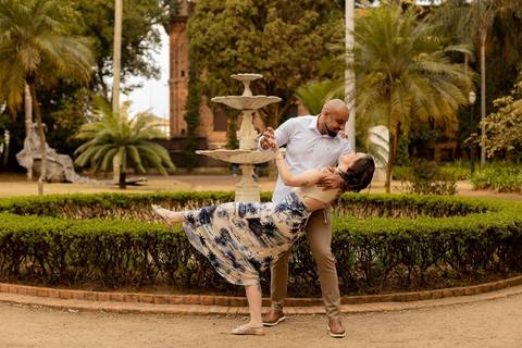 As melhores ideias e inspirações criativas de fotos de ensaio pré casamento registradas por fotógrafos profissionais de eventos da empresa Criativus Foto e Vídeo no  Parque da Luz'