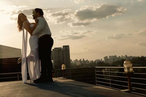 As melhores ideias e inspirações criativas de fotos de casamento registradas por fotógrafos profissionais de eventos da empresa Criativus Foto e Vídeo no Heliponto em São Paulo'
