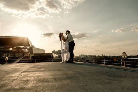 As melhores ideias e inspirações criativas de fotos de casamento registradas por fotógrafos profissionais de eventos da empresa Criativus Foto e Vídeo no Heliponto em São Paulo'