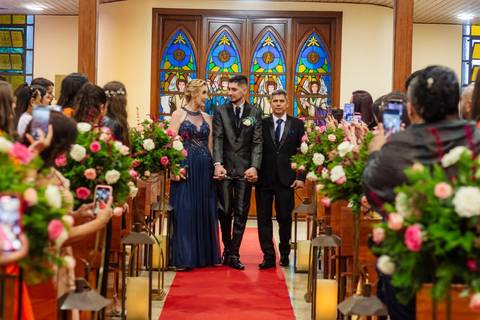 As melhores ideias e inspirações criativas de fotos de casamento registradas por fotógrafos profissionais de eventos da empresa Criativus Foto e Vídeo na igreja católica Paróquia Nossa Senhora do Carmo'