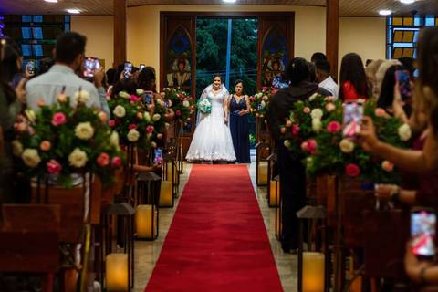 As melhores ideias e inspirações criativas de fotos de casamento registradas por fotógrafos profissionais de eventos da empresa Criativus Foto e Vídeo na igreja católica Paróquia Nossa Senhora do Carmo'