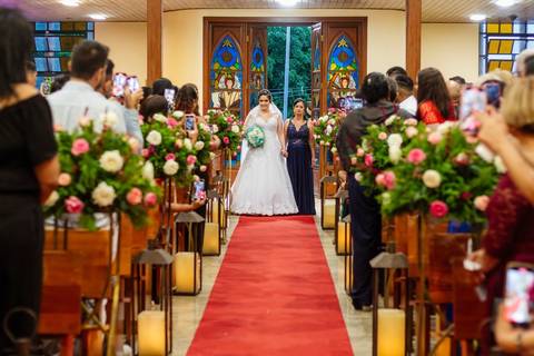 As melhores ideias e inspirações criativas de fotos de casamento registradas por fotógrafos profissionais de eventos da empresa Criativus Foto e Vídeo na igreja católica Paróquia Nossa Senhora do Carmo'
