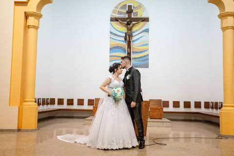 As melhores ideias e inspirações criativas de fotos de casamento registradas por fotógrafos profissionais de eventos da empresa Criativus Foto e Vídeo na igreja católica Paróquia Nossa Senhora do Carmo'