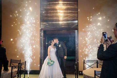 As melhores ideias e inspirações criativas de fotos de casamento registradas por fotógrafos profissionais de eventos da empresa Criativus Foto e Vídeo no Buffet La Felicitá'