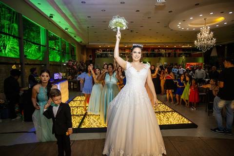 As melhores ideias e inspirações criativas de fotos de casamento registradas por fotógrafos profissionais de eventos da empresa Criativus Foto e Vídeo no Buffet La Felicitá'