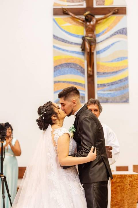 As melhores ideias e inspirações criativas de fotos de casamento registradas por fotógrafos profissionais de eventos da empresa Criativus Foto e Vídeo na igreja católica Paróquia Nossa Senhora do Carmo'