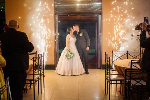 As melhores ideias e inspirações criativas de fotos de casamento registradas por fotógrafos profissionais de eventos da empresa Criativus Foto e Vídeo no Buffet La Felicitá'