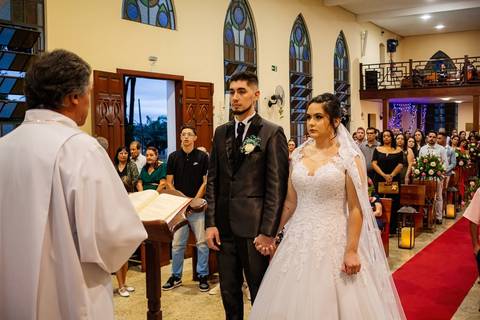 As melhores ideias e inspirações criativas de fotos de casamento registradas por fotógrafos profissionais de eventos da empresa Criativus Foto e Vídeo na igreja católica Paróquia Nossa Senhora do Carmo'
