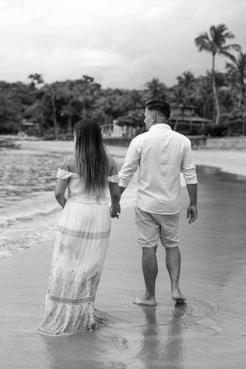 As melhores ideias e inspirações criativas de fotos de ensaio pré casamento registradas por fotógrafos profissionais de eventos da empresa Criativus Foto e Vídeo na Praia das Conchas, Guarujá  '