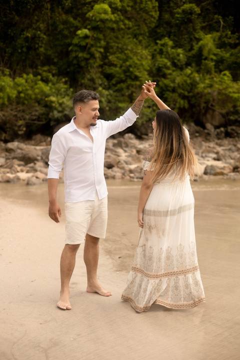 As melhores ideias e inspirações criativas de fotos de ensaio pré casamento registradas por fotógrafos profissionais de eventos da empresa Criativus Foto e Vídeo na Praia das Conchas, Guarujá  '