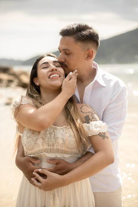 As melhores ideias e inspirações criativas de fotos de ensaio pré casamento registradas por fotógrafos profissionais de eventos da empresa Criativus Foto e Vídeo na Praia das Conchas, Guarujá  '