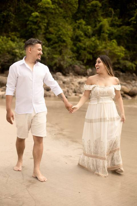 As melhores ideias e inspirações criativas de fotos de ensaio pré casamento registradas por fotógrafos profissionais de eventos da empresa Criativus Foto e Vídeo na Praia das Conchas, Guarujá  '