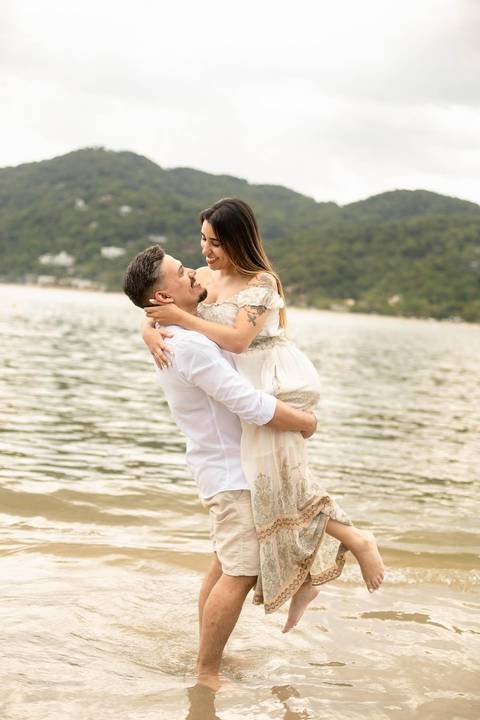 As melhores ideias e inspirações criativas de fotos de ensaio pré casamento registradas por fotógrafos profissionais de eventos da empresa Criativus Foto e Vídeo na Praia das Conchas, Guarujá  '