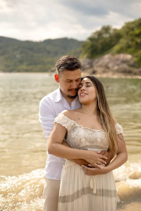 As melhores ideias e inspirações criativas de fotos de ensaio pré casamento registradas por fotógrafos profissionais de eventos da empresa Criativus Foto e Vídeo na Praia das Conchas, Guarujá  '