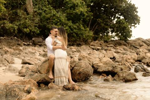 As melhores ideias e inspirações criativas de fotos de ensaio pré casamento registradas por fotógrafos profissionais de eventos da empresa Criativus Foto e Vídeo na Praia das Conchas, Guarujá  '