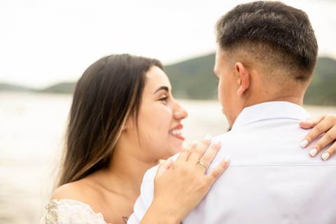 As melhores ideias e inspirações criativas de fotos de ensaio pré casamento registradas por fotógrafos profissionais de eventos da empresa Criativus Foto e Vídeo na Praia das Conchas, Guarujá  '