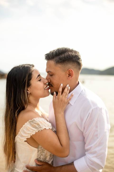 As melhores ideias e inspirações criativas de fotos de ensaio pré casamento registradas por fotógrafos profissionais de eventos da empresa Criativus Foto e Vídeo na Praia das Conchas, Guarujá  '