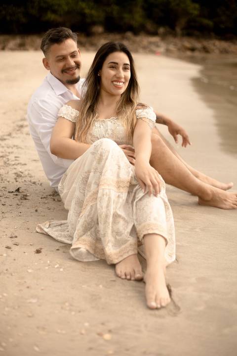 As melhores ideias e inspirações criativas de fotos de ensaio pré casamento registradas por fotógrafos profissionais de eventos da empresa Criativus Foto e Vídeo na Praia das Conchas, Guarujá  '