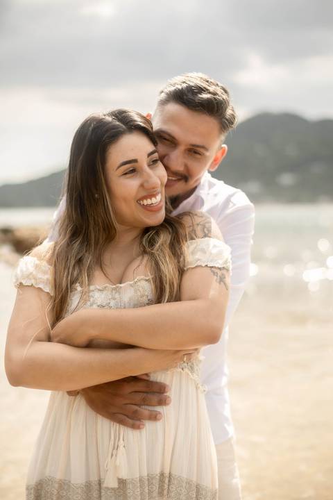 As melhores ideias e inspirações criativas de fotos de ensaio pré casamento registradas por fotógrafos profissionais de eventos da empresa Criativus Foto e Vídeo na Praia das Conchas, Guarujá  '