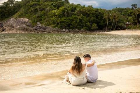 As melhores ideias e inspirações criativas de fotos de ensaio pré casamento registradas por fotógrafos profissionais de eventos da empresa Criativus Foto e Vídeo na Praia das Conchas, Guarujá  '