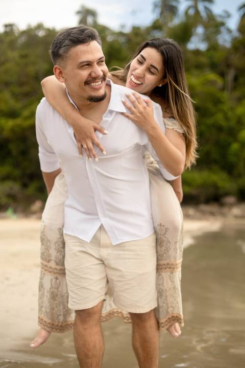 As melhores ideias e inspirações criativas de fotos de ensaio pré casamento registradas por fotógrafos profissionais de eventos da empresa Criativus Foto e Vídeo na Praia das Conchas, Guarujá  '