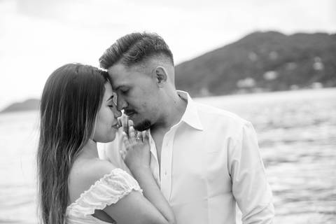 As melhores ideias e inspirações criativas de fotos de ensaio pré casamento registradas por fotógrafos profissionais de eventos da empresa Criativus Foto e Vídeo na Praia das Conchas, Guarujá  '