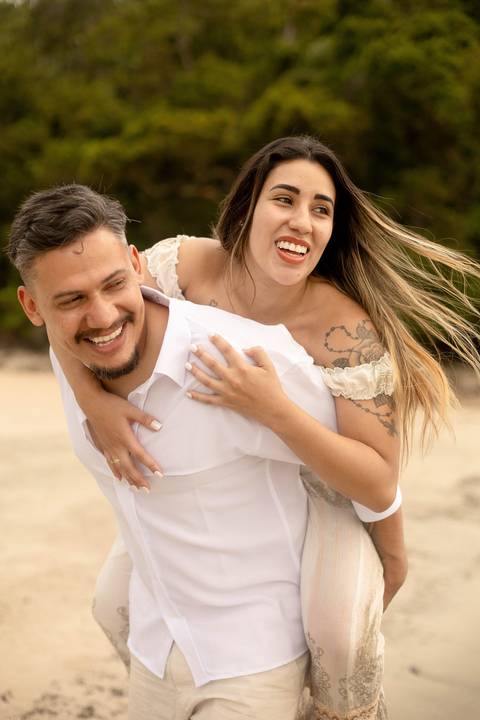 As melhores ideias e inspirações criativas de fotos de ensaio pré casamento registradas por fotógrafos profissionais de eventos da empresa Criativus Foto e Vídeo na Praia das Conchas, Guarujá  '