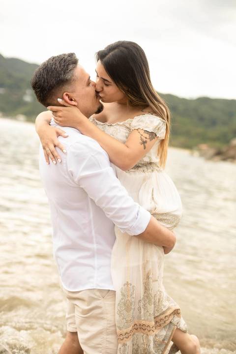 As melhores ideias e inspirações criativas de fotos de ensaio pré casamento registradas por fotógrafos profissionais de eventos da empresa Criativus Foto e Vídeo na Praia das Conchas, Guarujá  '